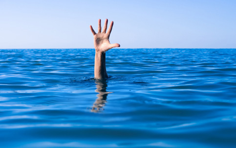 Reconquista indo por água abaixo. Na imagem, a mão de uma pessoa que está se afogando para fora da água.