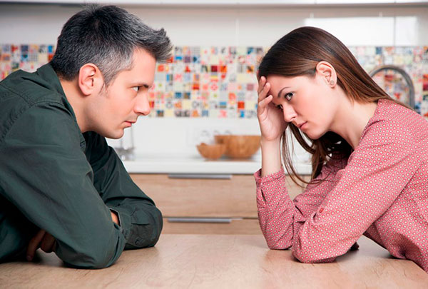 Na imagem: um casal conversando, a mulher está de cabeça baixa com vergonha. O ex errou mas eu me sinto culpado, o que fazer?