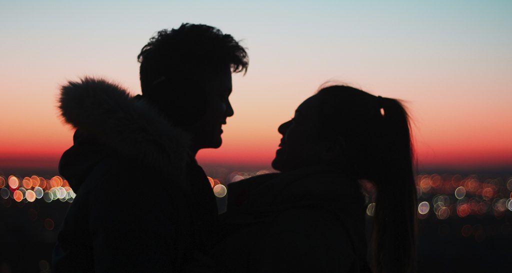 Na foto: Um casal no pôr do sol no Valentine's Day/Dia dos Namorados
